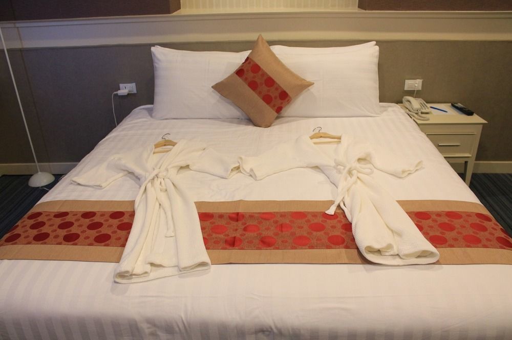 โรงแรมวีวิช V Wish Hotel Khon Kaen Exterior photo